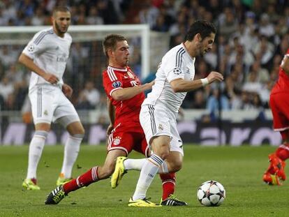 Lahm trata de robarle el balón a Isco.