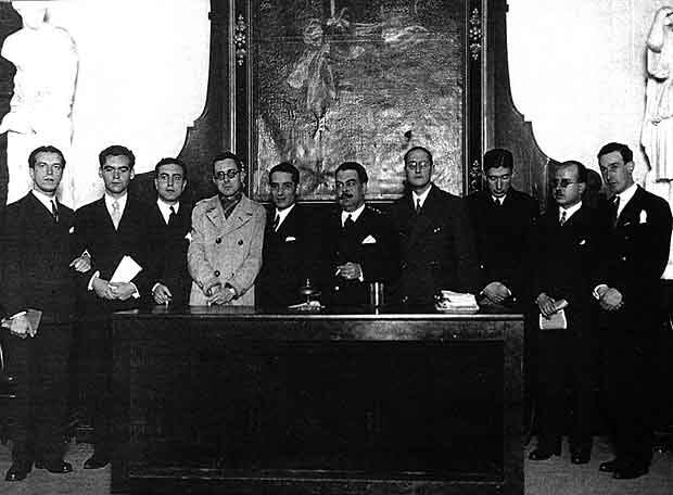 Celebración del tricentenario de Góngora en el Ateneo de Sevilla en diciembre de 1927. De izquierda a derecha, Rafael Alberti, Federico García Lorca, Juan Chabás, Mauricio Bacarisse, José María Platero (presidente de la sección de literatura del Ateneo), Manuel Blasco Garzón (presidente del Ateneo de Sevilla),  Jorge Guillén, José Bergamín; Dámaso Alonso y Gerardo Diego.