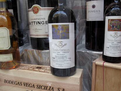 Botellas de Vega Sicilia y otras marcas, en una tienda de Madrid.