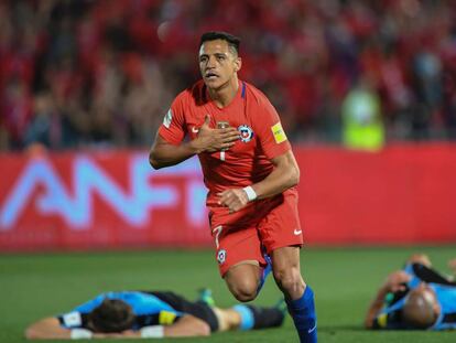 Alexis celebra uno de sus dos goles frente a Uruguay.