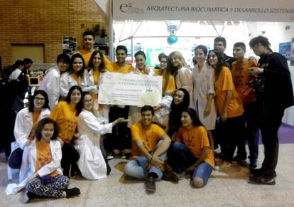 Los alumnos del Bécquer que han obtenido el primer premio de la Feria de las Ciencias de Sevilla.