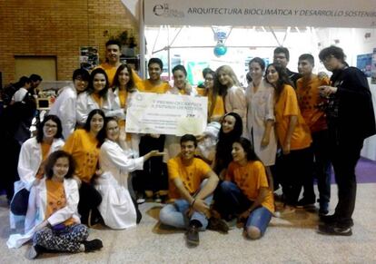 Los alumnos del B&eacute;cquer que han obtenido el primer premio de la Feria de las Ciencias de Sevilla.