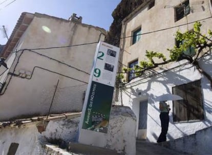 La calle de los Molinos, en Molinicos. Los protagonistas, Jimmy y Teodoro, paran en este lugar a su llegada al pueblo.