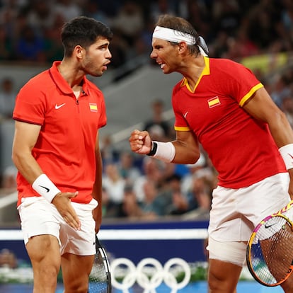 Paris (France), 27/07/2024.- Rafael Nadal (R) and Carlos Alcaraz of Spain react during their Men's Doubles first round match against Maximo Gonzalez and Andres Molteni of Argentina at the Tennis competitions in the Paris 2024 Olympic Games, at the Roland Garros in Paris, France, 27 July 2024. (Tenis, Francia, España) EFE/EPA/DIVYAKANT SOLANKI