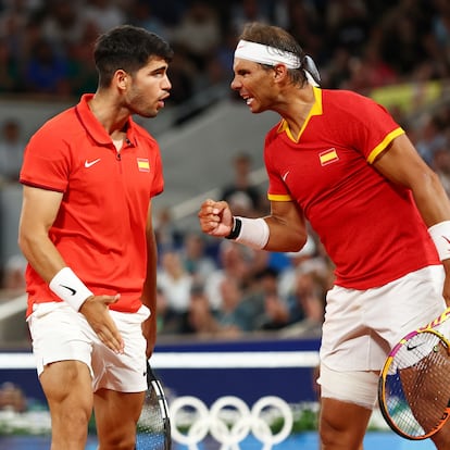 Paris (France), 27/07/2024.- Rafael Nadal (R) and Carlos Alcaraz of Spain react during their Men's Doubles first round match against Maximo Gonzalez and Andres Molteni of Argentina at the Tennis competitions in the Paris 2024 Olympic Games, at the Roland Garros in Paris, France, 27 July 2024. (Tenis, Francia, España) EFE/EPA/DIVYAKANT SOLANKI
