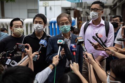 El fundador del Partido Demócrata de Hong Kong, Martin Lee, se dirige a la prensa tras quedar en libertad bajo fianza