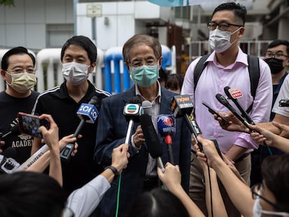 El fundador del Partido Demócrata de Hong Kong, Martin Lee, se dirige a la prensa tras quedar en libertad bajo fianza
