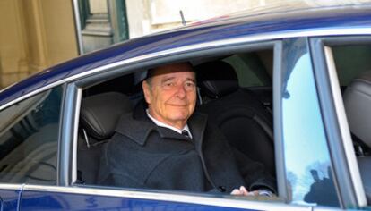 El expresidente Jacques Chirac sale de su oficina de París, horas antes de que el tribunal que le juzga por un delito de corrupción aplazara hasta mañana la decisión de retrasar el juicio.