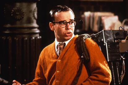 Rick Moranis – El que fuera una de las grandes estrellas cómicas de Hollywood durante las décadas de los ochenta y noventa gracias a filmes como Cariño, he encogido a los niños o Los cazafantasmas desapareció de manera fulminante de la industria. Después de la muerte de su mujer en 1991, Moranis trató de conciliar su carrera con su vida personal, pero dijo “estar agotado de hablar con sus hijos desde una habitación de hotel”. Y volvió a casa.