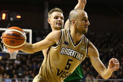 Emanuel Ginobli disputa una pelota ante Lituania, el 27 de julio en Buenos Aires.