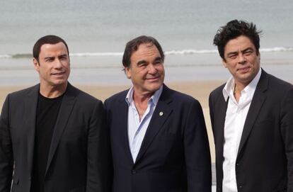 John Travolta, Oliver Stone y Benicio del Toro, ayer durante la presentaci&oacute;n de &#039;Salvajes&#039; en San Sebasti&aacute;n.