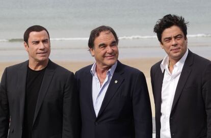 John Travolta, Oliver Stone y Benicio del Toro, ayer durante la presentación de 'Salvajes' en San Sebastián.