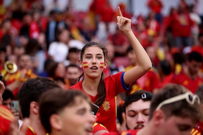 Una seguidora de España muestra su entusiasmo antes del encuentro.