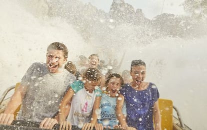 Atracci&oacute;n Tutuki Splash, ambientada en un volc&aacute;n de Polinesia, en el parque de Port Aventura, en Tarragona. 
 