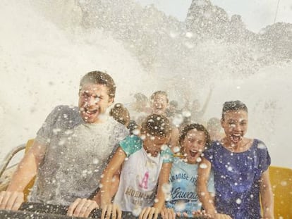 Atracci&oacute;n Tutuki Splash, ambientada en un volc&aacute;n de Polinesia, en el parque de Port Aventura, en Tarragona. 
 