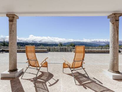 Terraza del parador de Gredos, junto al pueblo de Navarredonda (Ávila).