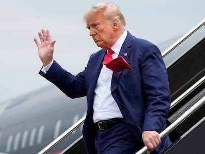 Donald Trump se bajaba del avión el día 3, tras viajar a Washington para comparecer ante el juzgado federal.