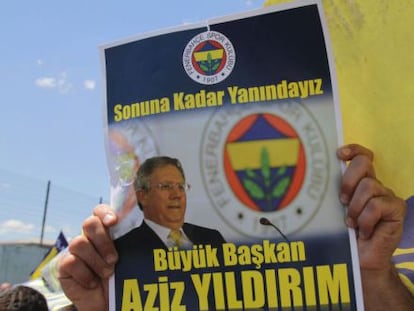 Un seguidor del Fenerbahçe muestra un cartel con una foto del presidente de su equipo en 2012.