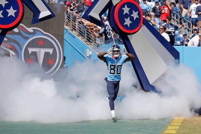 El jugador Chester Rogers de los Tennessee Titans, este septiembre, durante la apertura del partido contra  Indianapolis Colts.