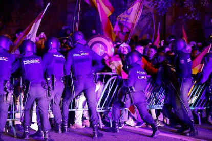 Agentes de la Policía Nacional intentan contener a los manifestantes contra la amnistía, este lunes en la calle Ferraz de Madrid.