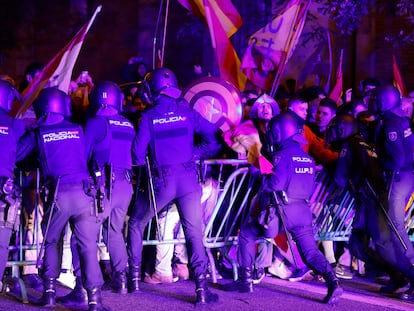 Agentes de la Policía Nacional intentan contener a los manifestantes contra la amnistía, este lunes en la calle Ferraz de Madrid.