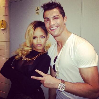 <p>Ser una celebridad fan de otro famoso te puede dar ciertas ventajas. Como le ocurrió a Cristiano Ronaldo. El delantero del Real Madrid pudo visitar el camerino de Rihanna después del concierto de la cantante en Lisboa en mayo de 2013 dentro de su gira ‘Diamonds World Tour’. </p> <br> <p> El futbolista portugués compartió la foto en sus redes sociales. “Ayer en el concierto de Rihanna”, fue el escueto mensaje que acompañaba la foto de Cristiano. </p> <br> <p> Una imagen con la que se llegó a especular de un posible romance entre ellos, que también produjo un malentendido —pues Rihanna insinuó con sus palabras que el futbolista era gay— y una respuesta en las redes sociales en forma de foto de CR7, en la que posaba con su entonces pareja, la modelo Irina Shayk.</p>