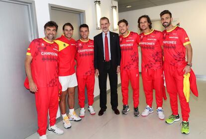 Felipe VI posa con Sergi Bruguera, Rafael Nadal, Roberto Bautista, Pablo Carreño, Feliciano López y Marcel Granollers en los camerinos de la Caja Mágica.