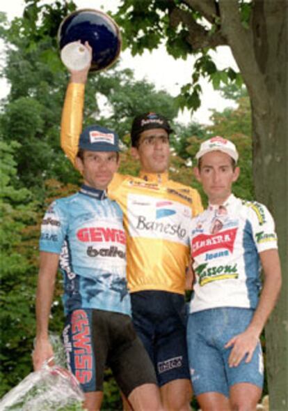 Los primeros años de su carrera Pantani tuvo que sufrir la hegemonía indiscutible de Miguel Induráin, que eclipsó a una fenomenal generación de ciclistas entre los que se hallaba el pirata. En la foto, ambos corredores comparten podio en el Tour de Francia con Ugrumov en 1994.