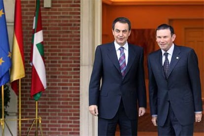 El presidente del Gobierno, José Luis Rodríguez Zapatero, a la izquierda, y el <i>lehendakari</i>, Juan José Ibarretxe, en La Moncloa el pasado día 5.