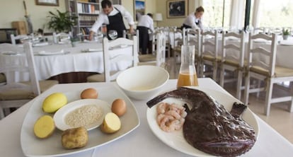 Ingredientes para un gazpachuelo en El Restaurante el Candado Golf, en Málaga.