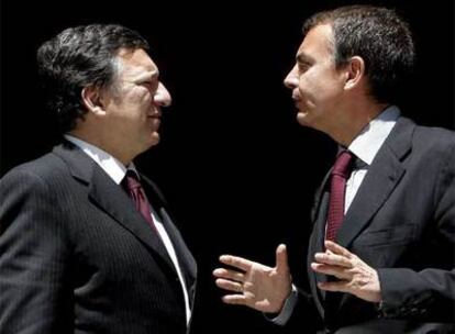 El presidente de la Comisión Europea, José Manuel Durão Barroso, charla con Zapatero en La Moncloa, el pasado mes de mayo.