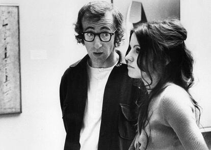 Escena de 'Sueños de un seductor', de Woody Allen, en la que la actriz Diana Davila aporta una interpretación nihilista y hasta suicida de un cuadro de Pollock.