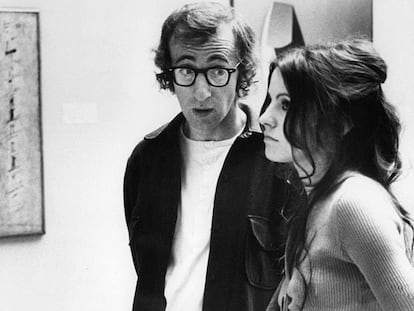Escena de 'Sueños de un seductor', de Woody Allen, en la que la actriz Diana Davila aporta una interpretación nihilista y hasta suicida de un cuadro de Pollock.