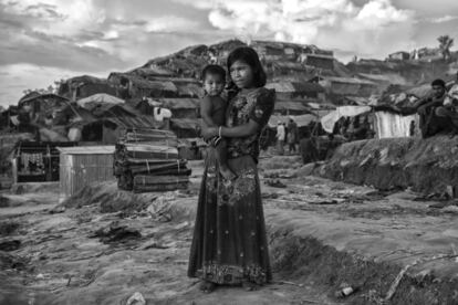 Una niña refugiada rohingya sostiene un bebé en el Campamento de Refugiados Palong Khali, el 1 de octubre de 2017, en Cox's Bazar, Bangladesh.  Birmania y Bangladesh han estado discutiendo un plan de repatriación de refugiados, pero es probable que la creciente inseguridad en Birmania genere más dudas sobre la velocidad en la que podría suceder. 