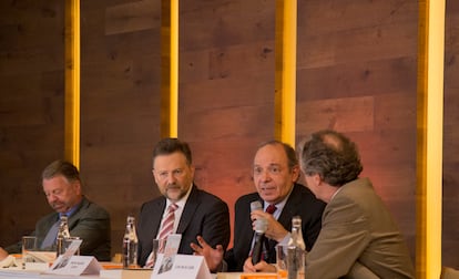 Jorge Castañeda, Leo Zuckermann y Héctor Aguilar Camín, integrantes del comité editorial de Nexos, durante una presentación de un libro con el economista Luis de la Calle.