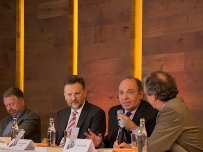 Jorge Castañeda, Leo Zuckermann y Héctor Aguilar Camín, integrantes del comité editorial de Nexos, durante una presentación de un libro con el economista Luis de la Calle.