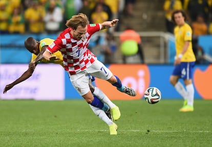 Ivan Rakitic se enreda con Ramires del Brasil.