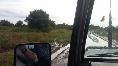 El estado intransitable de la carretera a la pista de aterrizaje ya hacía sospechar que la avioneta para trasladar a una paciente no iba a poder aterrizar.