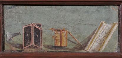 Fresco con instrumentos de escritura Pompeya Siglo I d. de C. Soprintendenza Speciale per i Beni Archeologici di Napoli e Pompei. Museo Archeologico Nazionale di Napoli