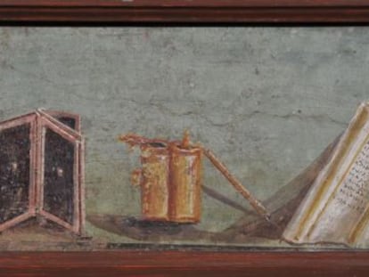 Fresco con instrumentos de escritura Pompeya Siglo I d. de C. Soprintendenza Speciale per i Beni Archeologici di Napoli e Pompei. Museo Archeologico Nazionale di Napoli