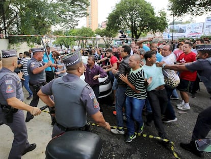 Partidarios de Lula se enfrentan a la Polic&iacute;a durante una protesta frente a la casa del exmandatario. 