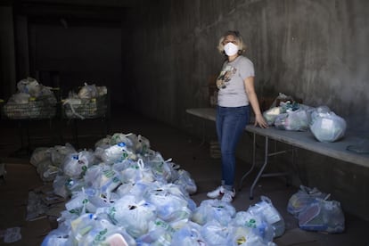 <p>Grace Heyaime posa en un garaje rodeada de las bolsas de alimentos que ha organizado con personas voluntarias y que serán repartidas entre 124 familias con dificultades económicas. Heyaime es la presidenta de la Asociación de bares de la Zona Colonial de Santo Domingo. Como propietaria de un pequeño negocio, sufrió, al igual que muchas personas, las consecuencias que las medidas de cierre de locales dedicados a la hostelería, ocasionó en las economías familiares. </p>
<p>La Asociación de Bares de la Zona Colonial, junto a varias juntas vecinales, coordinó durante la pandemia acciones solidarias en las que se recaudaban artículos de primera necesidad, se distribuían en bolsas y se repartían por diferentes zonas, llevando alimentos a las familias más vulnerables. </p>