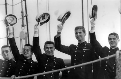 El guardia marina Felipe de Borbón y sus compañeros se despiden desde la cubierta del “Juan Sebastián Elcano”, buque escuela de la Armada española, en su partida desde el puerto de Cádiz el 9 de enero de 1987 en un viaje de instrucción que duraría un año.