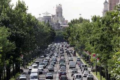 El paseo de la Castellana, abarrotado de coches.