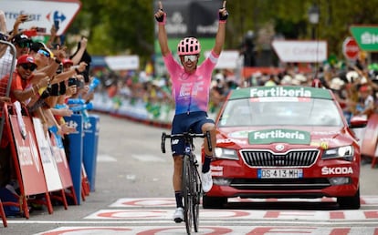 Sergio Higuita celebra su victoria de la 18ª etapa de la Vuelta.