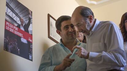 Alfredo P&eacute;rez Rubalcaba, junto al secretario del PSOE en Ja&eacute;n, Francisco Reyes (izquierda), en la Carolina.