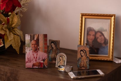 Una fotografa de Ral Cardona, esposo de Mara Eumelia, en su casa en Medelln.