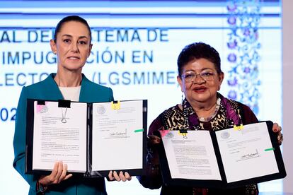 Claudia Sheinbaum y Ernestina Godoy muestran dos iniciativas de reformas