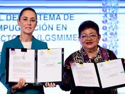 Claudia Sheinbaum y Ernestina Godoy muestran dos iniciativas de reformas