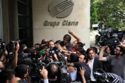 En la imagen, el titular de la Autoridad Federal de Servicios de Comunicación Audiovisual (Afsca), Martín Sabbatella, habla con la prensa tras salir de la sede del Grupo Clarín, en Buenos Aires, Argentina. EFE/Archivo